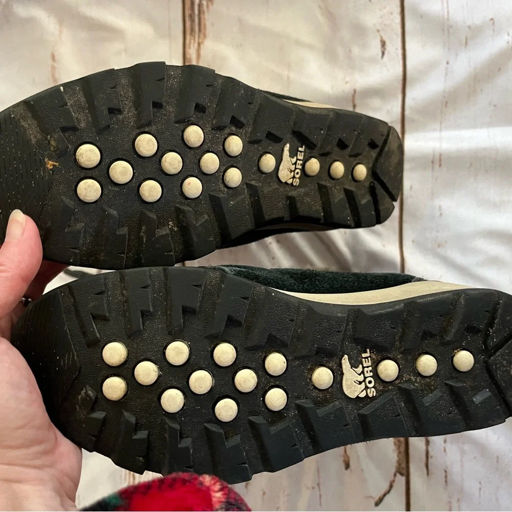 Sorel boots in good condition, black suede and fur trim